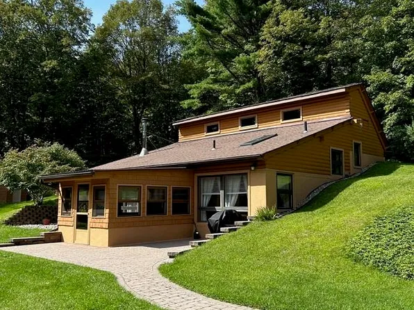 18 Putterin Way, Valley Falls, NY 12185
