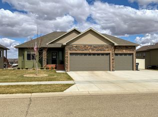 608 Canyon Rd SW, Mandan, ND 58554