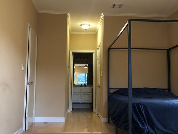 3rd image of 300 N El Molino Ave