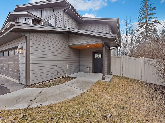 3rd image of 532 & 534 E Evergreen Dr