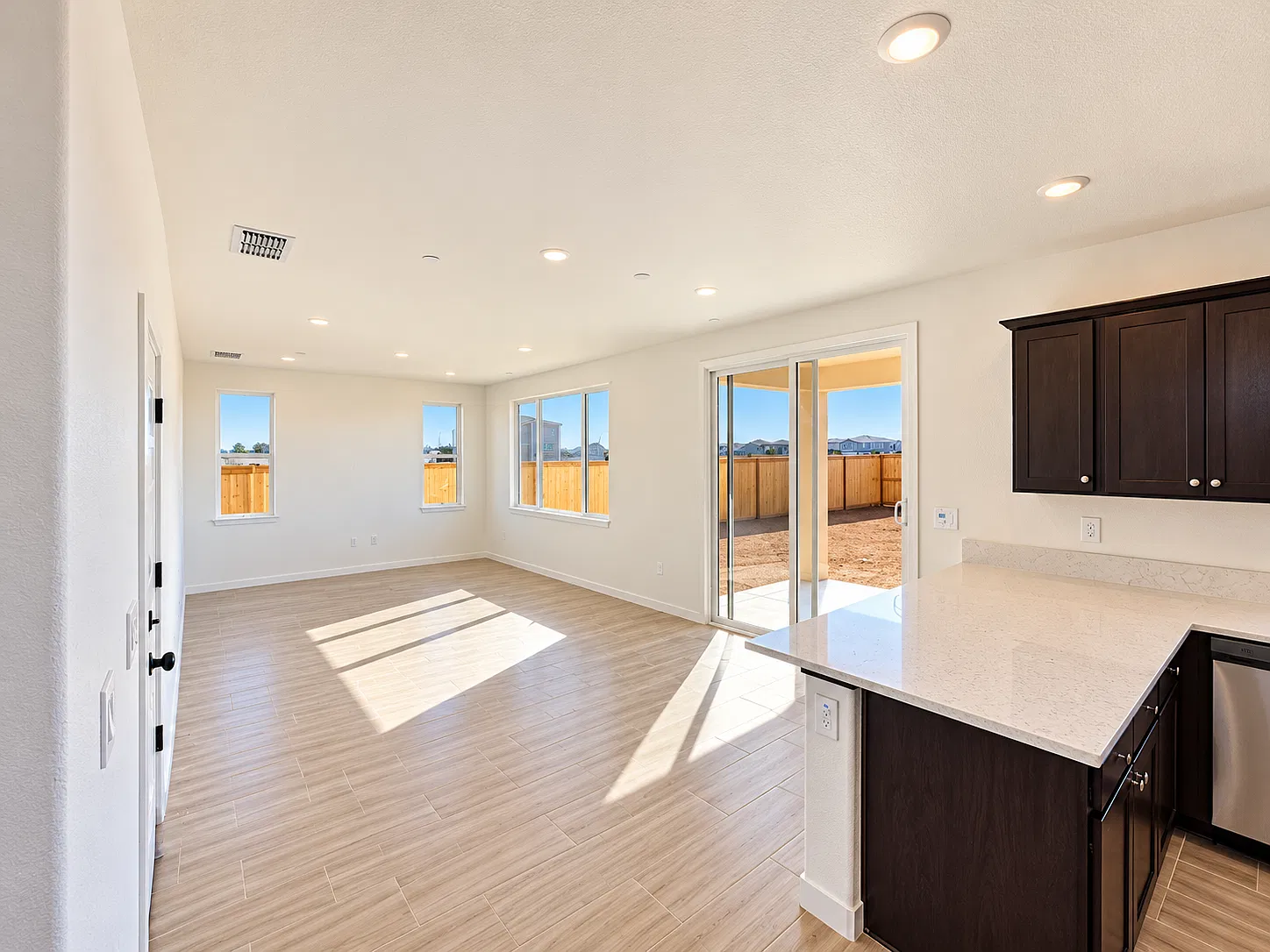 3 bed, 2.5 bath, 1454 sqft, $2,999 — Photo 2
