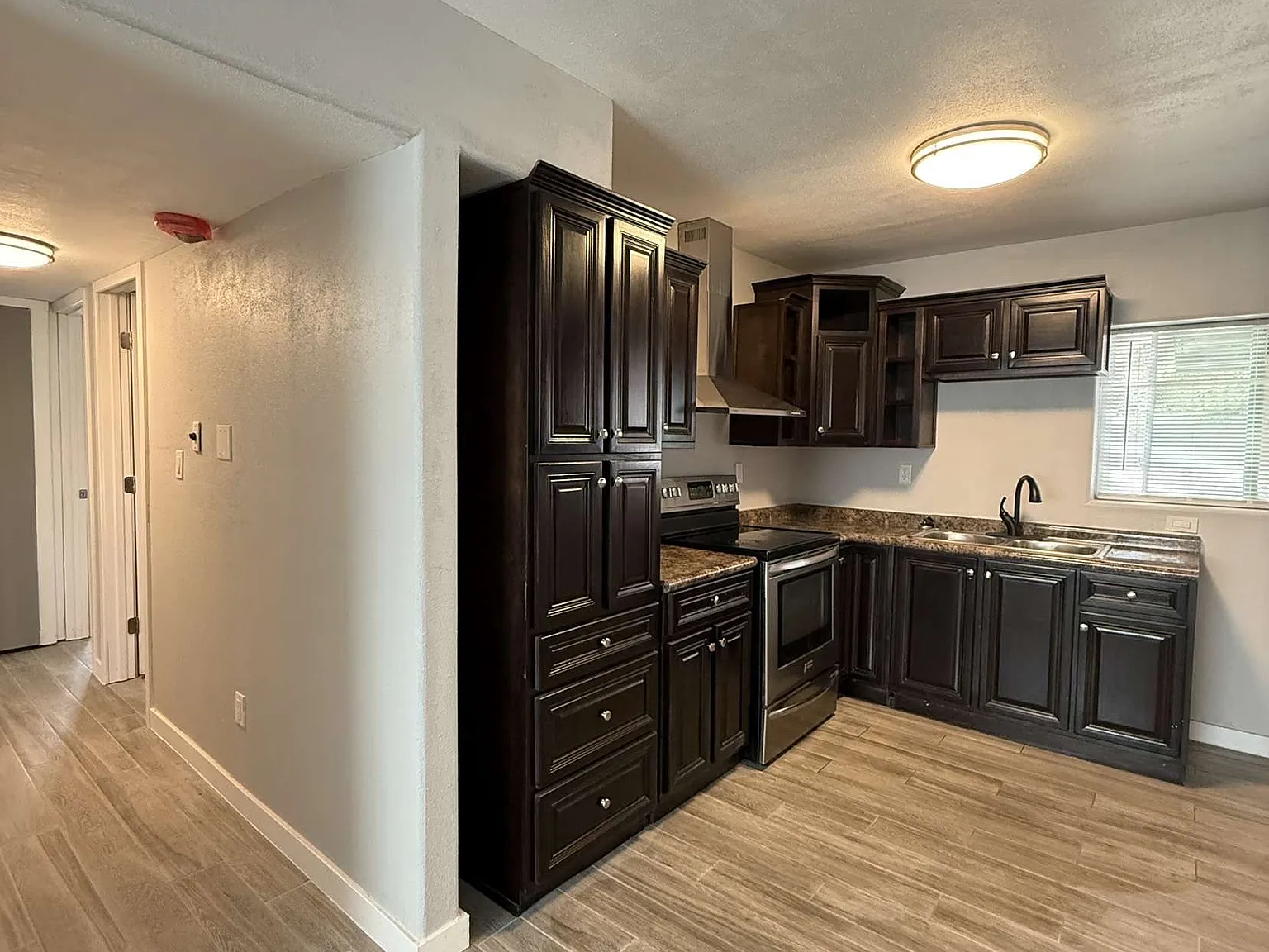 130 Oxford Dr — Photo 2
