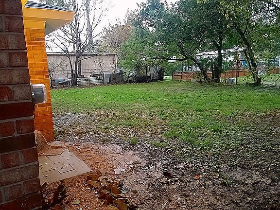 5th image of 305 Twin Oaks St