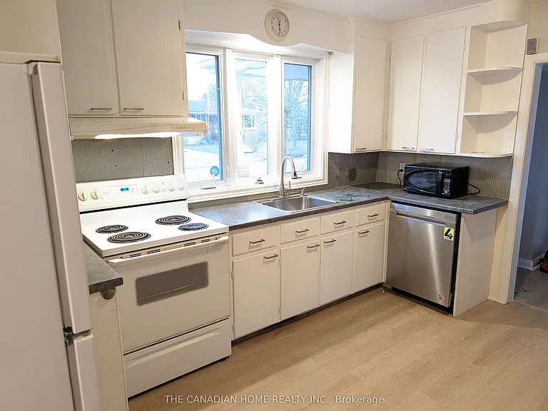 60 Campbell Cres #1 — Photo 4