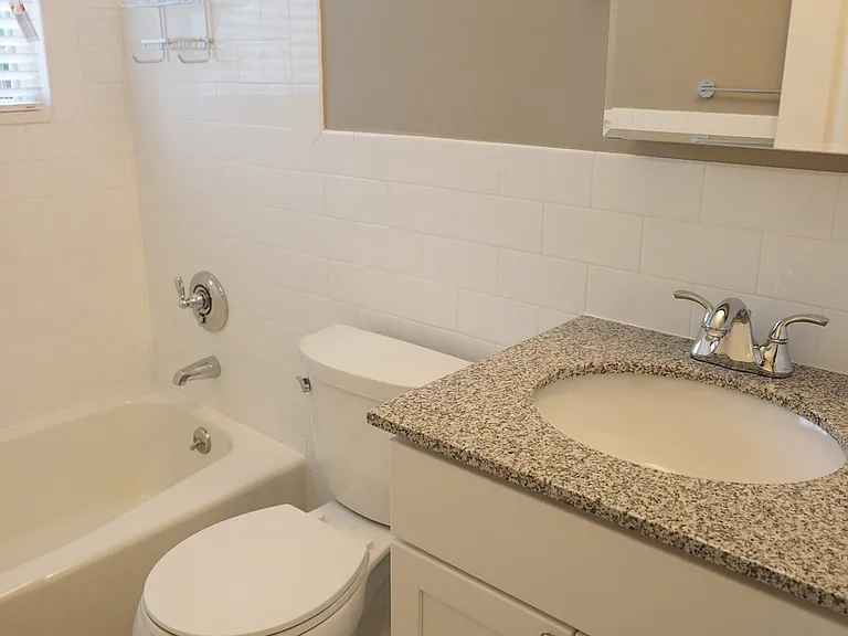 10 Longwood Dr #10 — Photo 17