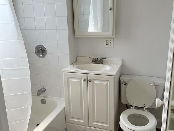 5th image of 3204 N Broadway St #2c2bf5199