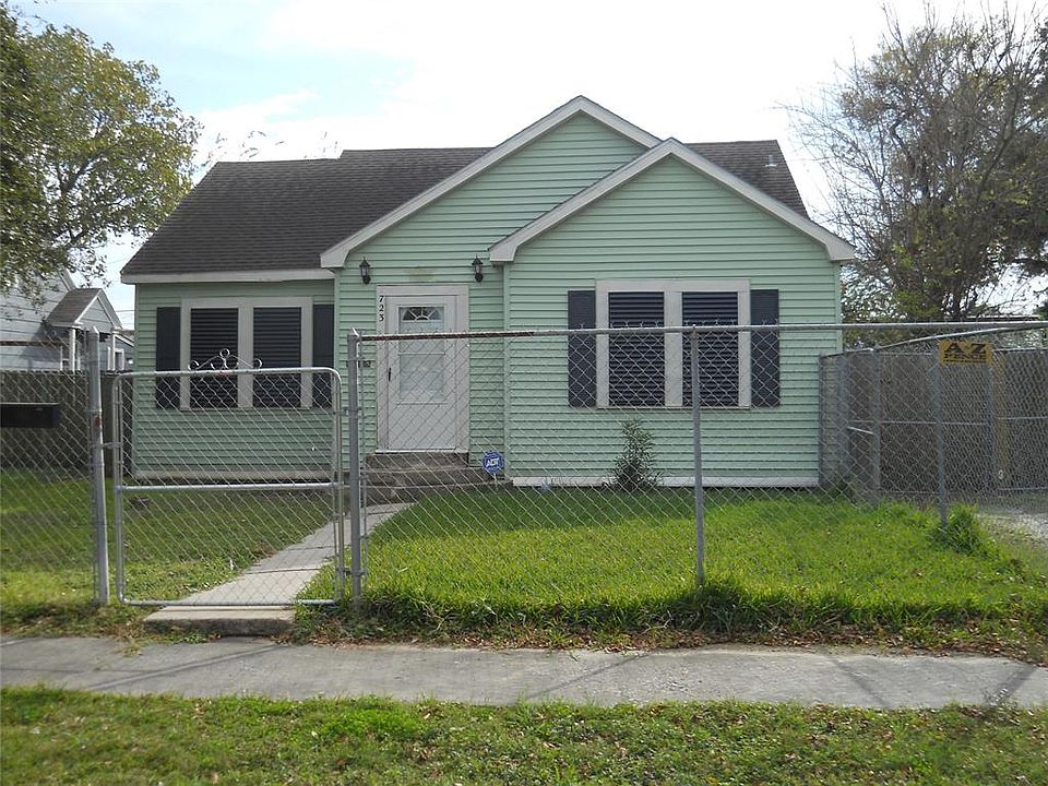 1st image of 723 10th Ave N