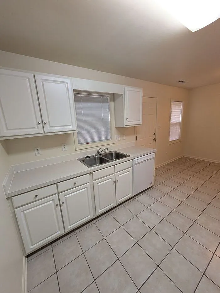 2 bed, 2.5 bath, 1025 sqft, $1,145 — Photo 3