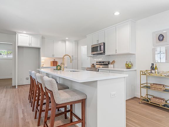5th image of 208 Woodside Dr