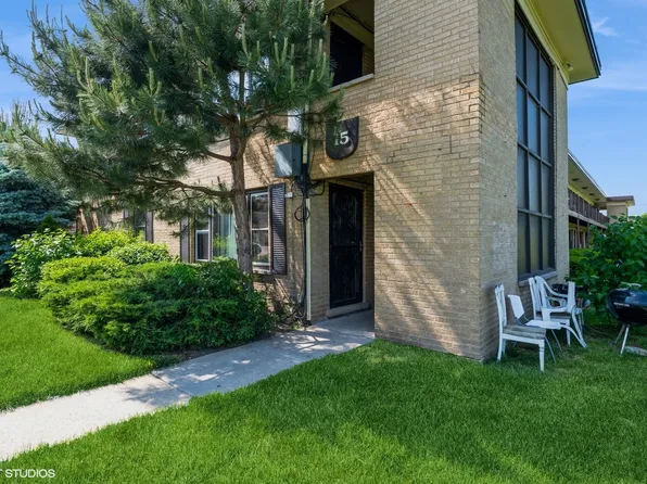 15 King Arthur Ct APT 13, Northlake, IL 60164
