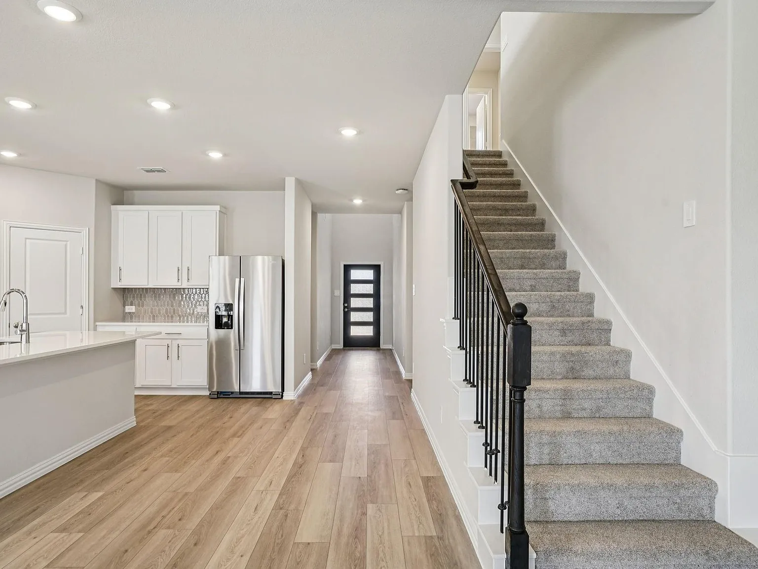 5 bed, 3060 sqft, $3,550 — Photo 2
