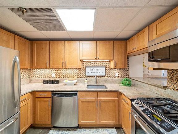4th image of 357 Varick St APT 428