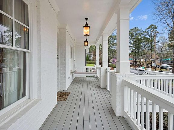 3rd image of 2561 Thompson Rd NE