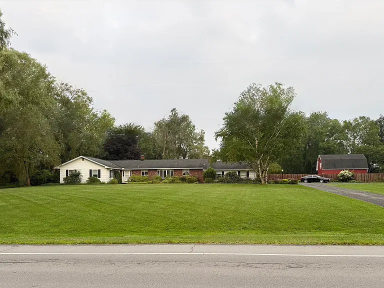 579 Colby St — Photo 1