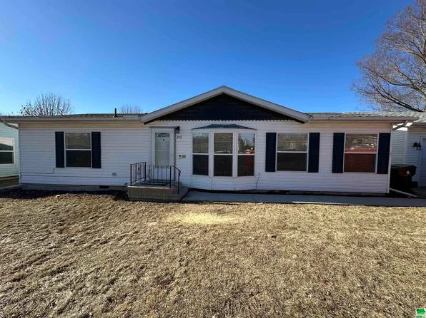 2011 Fairbanks St, Sioux City, IA 51109