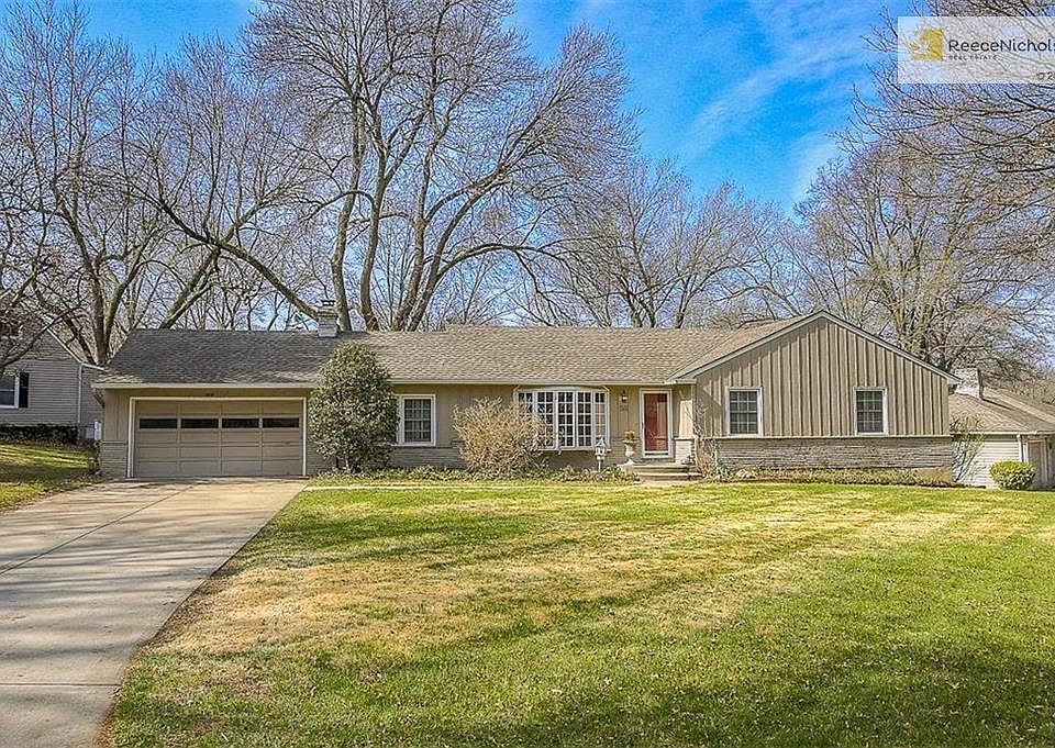 Welcome Home to 5816 Alhambra Drive in beautiful Fairway, Kansas!