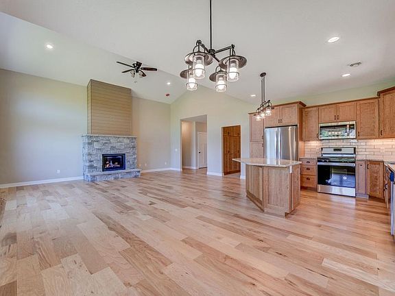 4th image of 38231 Everett Ave