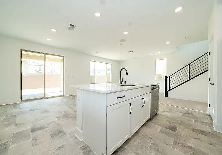 5 bed, 2255 sqft, $2,650 — Photo 4