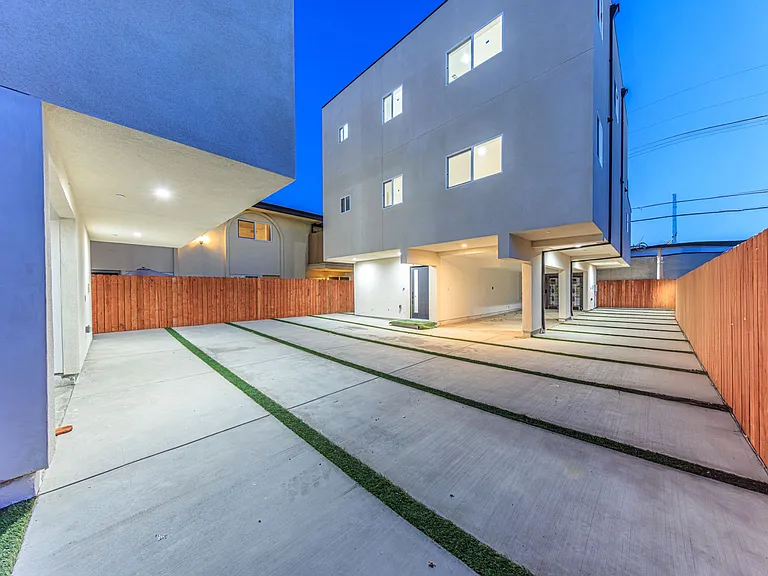 Luxury 3 & 4 Bed Townhomes | Walk to NoHo Arts District + Toluca Lake — Photo 12