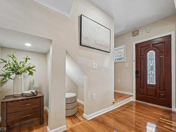 5th image of 345 Hoover Ave