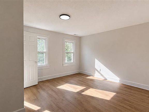 3rd image of 3127 Peronne Ave
