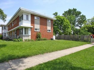 4852 Carol St #B, Skokie, IL 60077