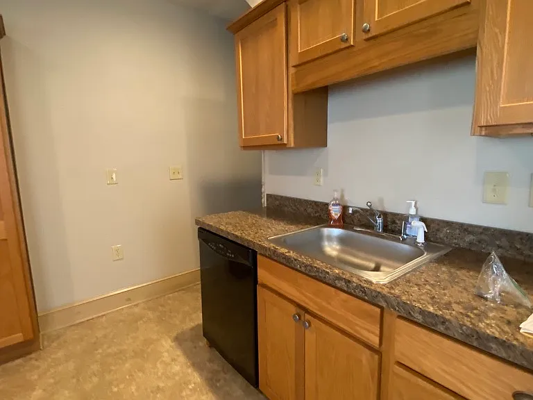 1140 Memorial Ave — Photo 4