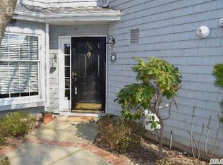 125 Lakebridge Dr N, Kings Park, NY 11754