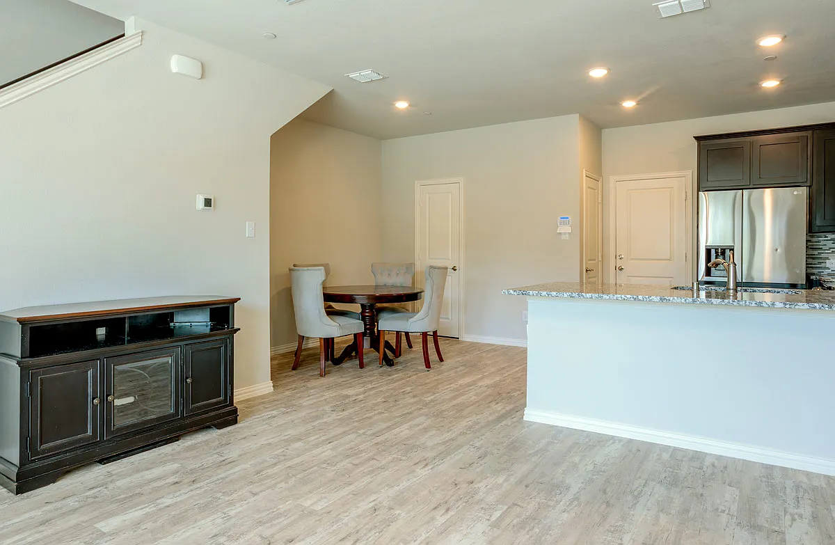 3 bed, 2.5 bath, 1556 sqft, $2,000 — Photo 4