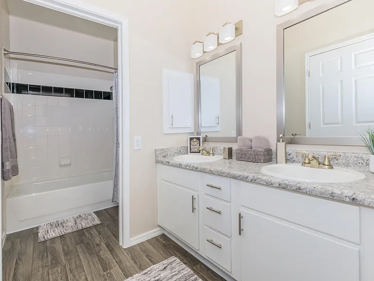 Riverwalk Luxury Apartments — Photo 9