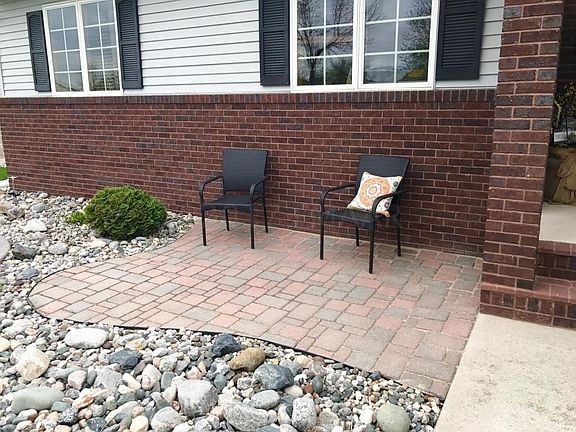4th image of 129 17th Ave W