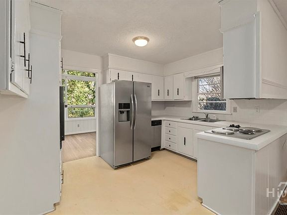 3rd image of 789 Glenn Carrie Road