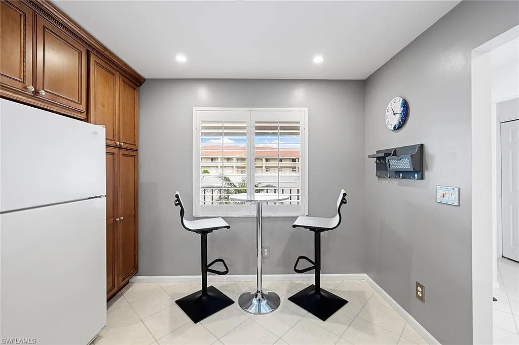 2 bed, 2.0 bath, 1900 sqft, $5,800 — Photo 3