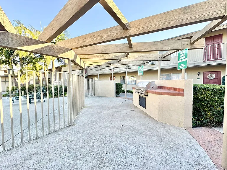 Westgate Villa Apartments — Photo 34