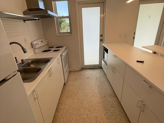 4th image of 1385 NE 105th St #5