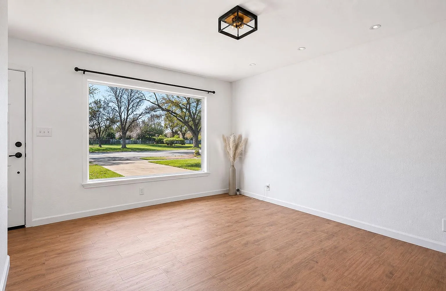 3 bed, 1.0 bath, 934 sqft, $2,100 — Photo 2