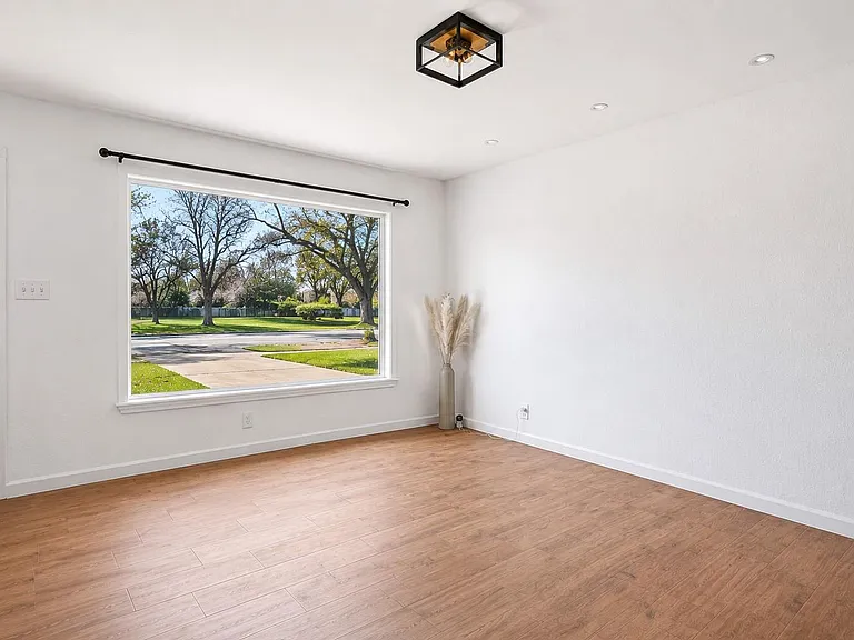 1704 Cherry Orchard Dr — Photo 2