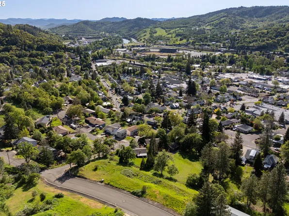1334 SE Kane St, Roseburg, OR 97470