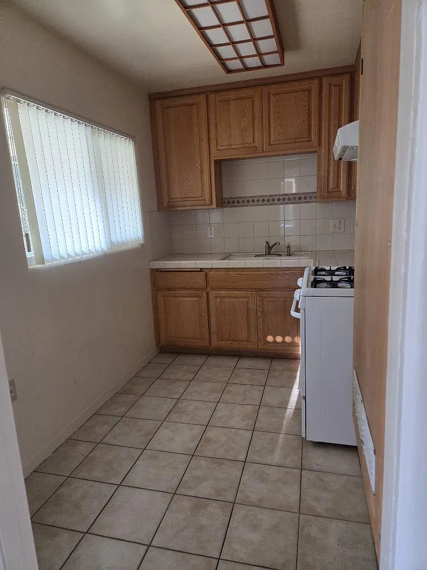 424 1/2 W Badillo St — Photo 3
