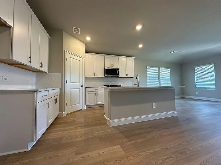 4 bed, 2216 sqft, $1,995 — Photo 4