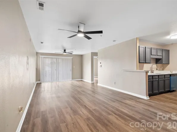 1134 Plaza Walk Dr, Charlotte, NC 28215