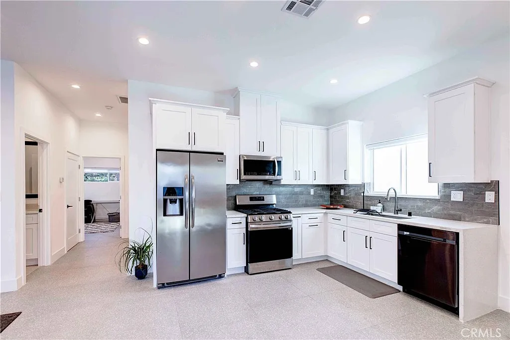 2 bed, 1000 sqft, $3,750 — Photo 3