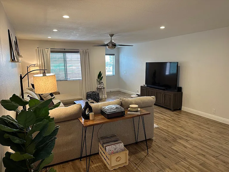 402 E Sack Dr — Photo 23
