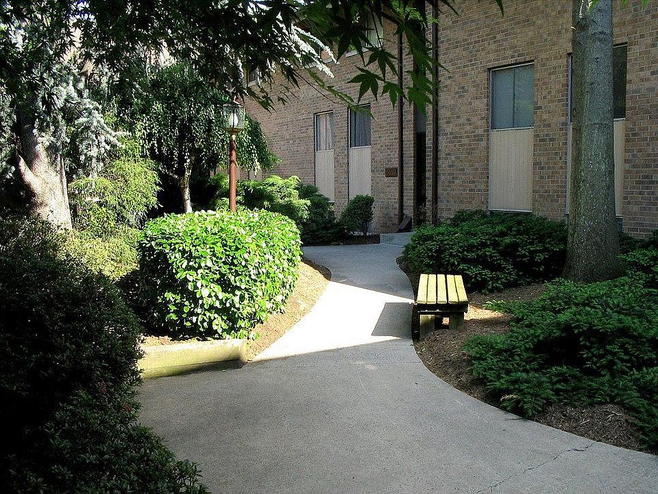 Walkway up to 18610 bulding
