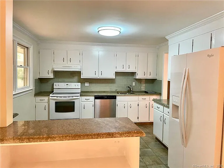 98 Soundview Dr — Photo 10