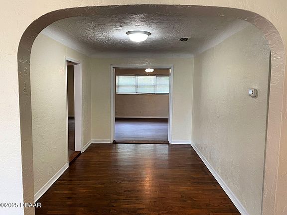 4th image of 320 Burleigh Ave
