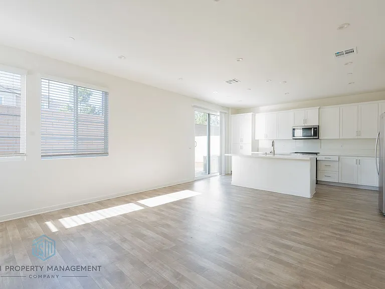 16040 Olivas Ln — Photo 2