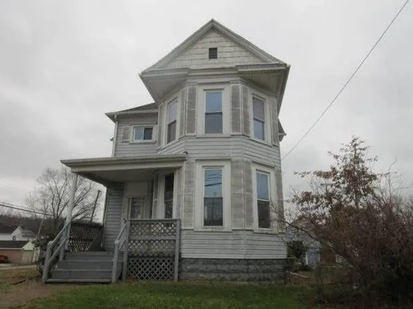1533 4th St, Moundsville, WV 26041