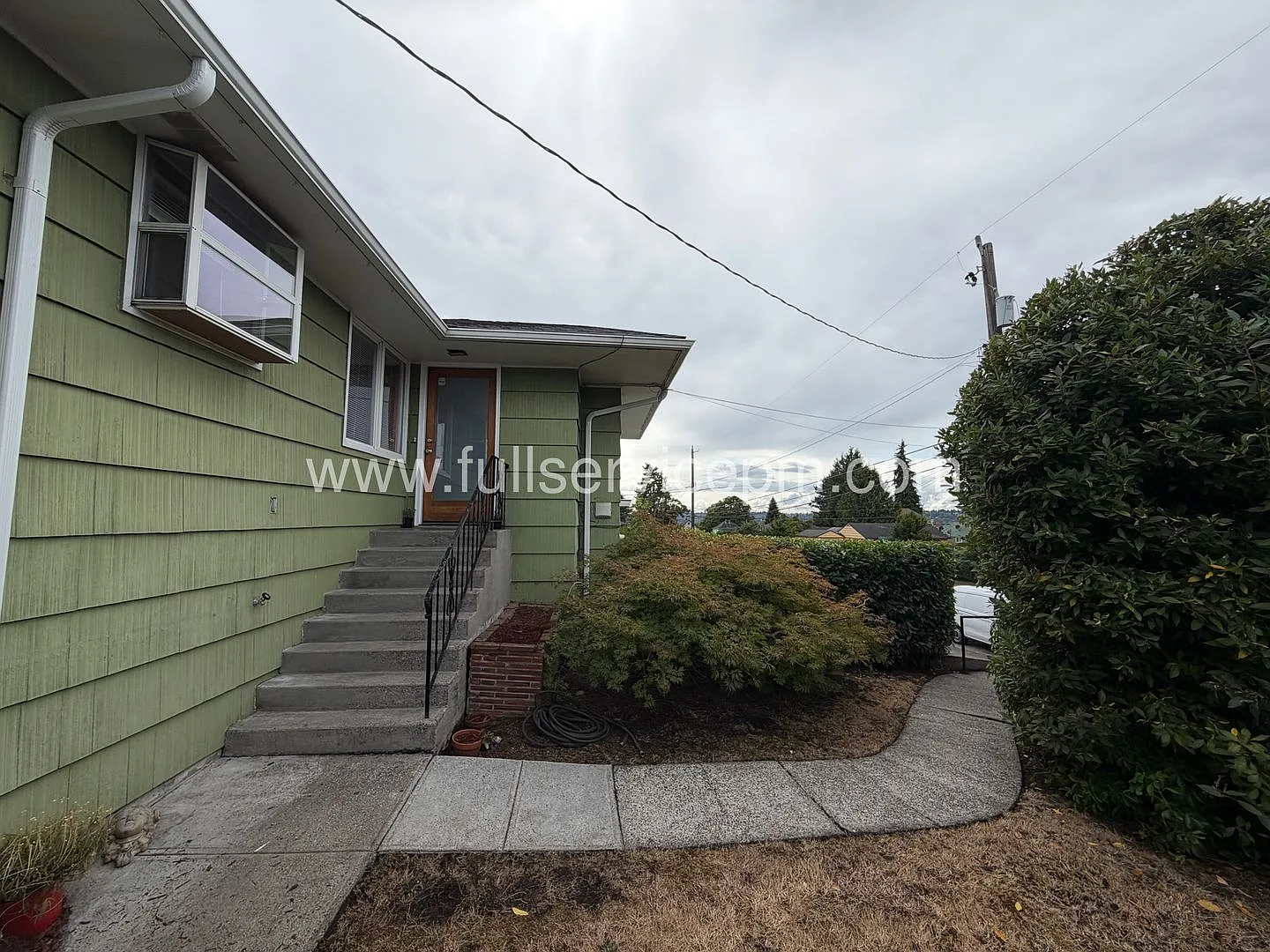 Spacious Beacon Hill Home With Huge Fenced Yard, Hot Tub & Garage! — Photo 3