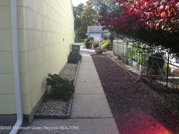4th image of 6 Edgewater Drive